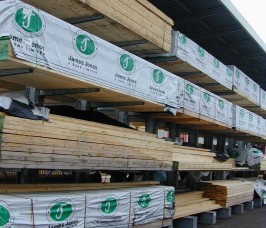 Rohbau Holz gelagert im Kragarmregal mit Schutzdach 