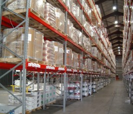Palettierte Produkte im Vertiebs- und Logistiklagerhaus auf dem Stakapal Palettenregal gelagert 