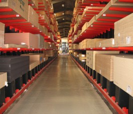 Kragarmregale mit geführten Fahrwegen für die Lagerung von langen Paketen von Holz, Stahlstangen und Rohren und uPVC Strangpressprofilen