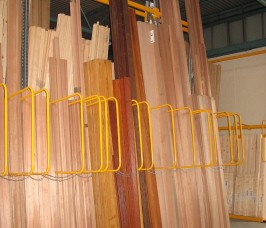 Längen  bis zu 6 m von  Weichholz und Hartholz können  im vertikalen Regalen gelagert werden