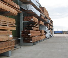 Lagerung und Ausstellung von Rohbau Holz im Hof