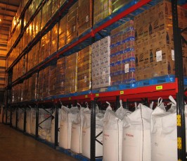 Palettenregale werden allgemein  wegen ihrer  Vielfältigkeit und Anpassbarkeit  in Lebensmittel  Lagern eingestzt