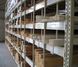 Einzelne Fächer die in den Fachregalen konfiguriert sind sorgen dafür, dass man eine breite Palette von Langgut wie z.B. Holz, UPVC Profile und Abwasserrohre aus Kunststoff lagern kann