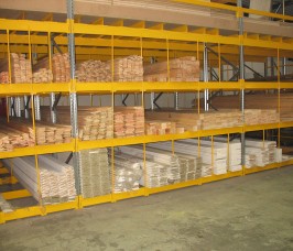 Fachregale bieten horizontale Lagerkapazität für verschiedene Längen von Holzprofilen