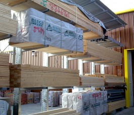 Kragarmregal mit dem Schutzdach bietet  einen zusätzlichen Schutz für die  Außenlagerung  von Rohbau Holz