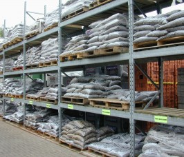 Verpackte Waren gelagert in Stakrak SR2000 Serie Palettenregale 
