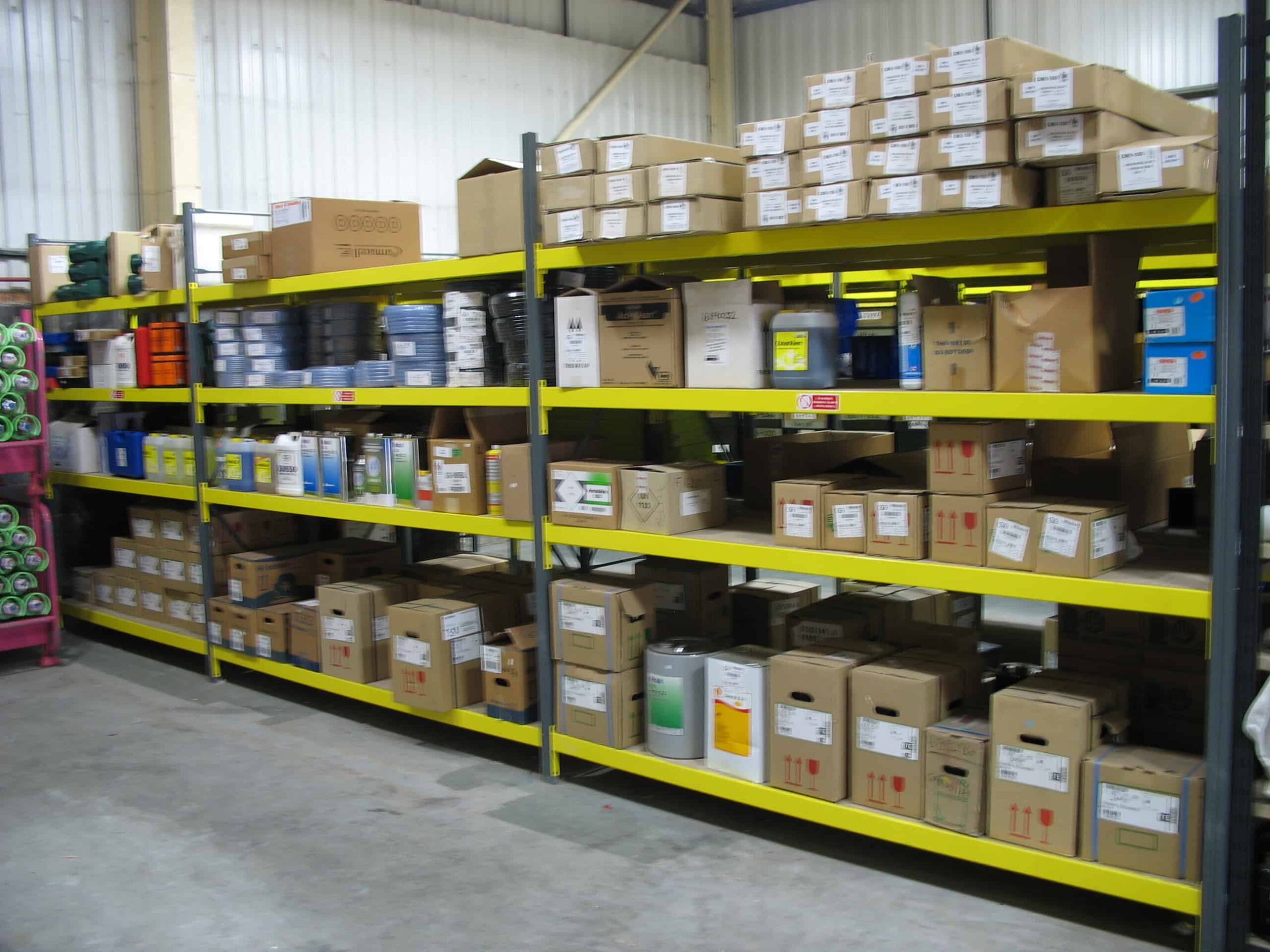 Longspan Shelving for handloaded product storage Stakrak SR500 Series Widespan / Longspan Shelving is an extremely flexible storage solution for handloaded products